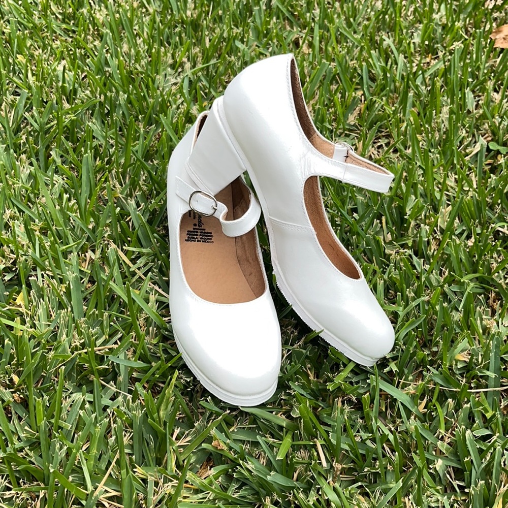WHITE MEXICAN FOLKLORICO LEATHER SHOES FOR WOMEN WITH EXTRA CUSHION